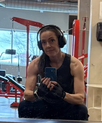 Jenn, in the gym after building muscle
